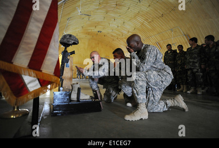 U.S. Soldiers from the Georgia Army National Guard?s 1st Battalion, 121st Infantry Regiment pay their respects during a memoria Stock Photo