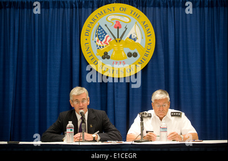 Secretary of the Army John McHugh and Chief of Staff of the Army Gen. George W. Casey Jr. host a press conference during the 20 Stock Photo