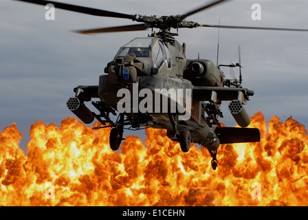 An AH-64D Longbow Apache helicopter lands during a combined arms demonstration as part of South Carolina National Guard Air & G Stock Photo
