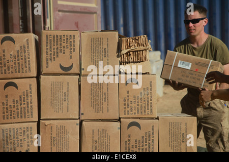 U.S. Marines with Headquarters and Service Company, 1st Battalion, 5th Marine Regiment (1/5),unload boxes of Meals Ready to Eat Stock Photo