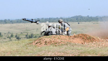 U.S. Army Sgts. Peter Bitter and Michael Resendez, left, and fellow Soldiers fire a Javelin anti-tank missile during exercise Y Stock Photo