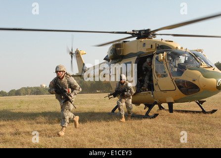 U.S. Army Sgt. Charles Jobst, left, Cpl. Arthur Fread and other Soldiers with 2nd Platoon, Alpha Troop, 2nd Squadron, 14th Cava Stock Photo