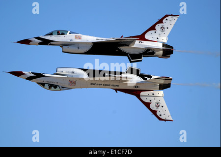 Two F-16 Fighting Falcon aircraft from the U.S. Air Force Air Demonstration Squadron, ?Thunderbirds,? perform a calypso pass du Stock Photo
