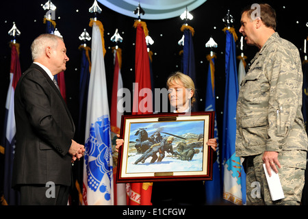 U.S. Air Force Maj. Gen. Edward W. Tonini, right, the adjutant general of the Kentucky National Guard, presents Secretary of De Stock Photo