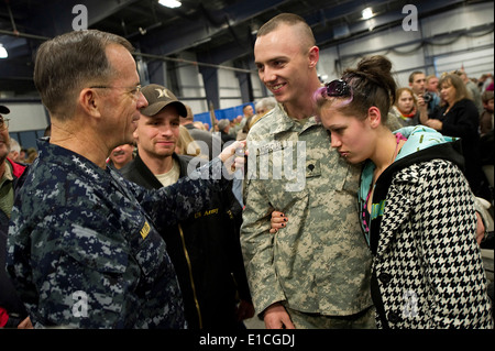 Chairman of the Joint Chiefs of Staff Adm. Mike Mullen, greets U.S. Army Spc. Dennis Morgan, Jr., and Autumn Gustausen during a Stock Photo