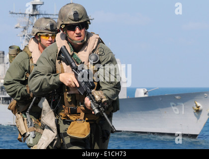 100210-N-5538K-055 PACIFIC OCEAN (Feb. 10, 2010) Staff Sgt. Chad Charlton, a member of the 31st Marine Expeditionary Unit (31s Stock Photo