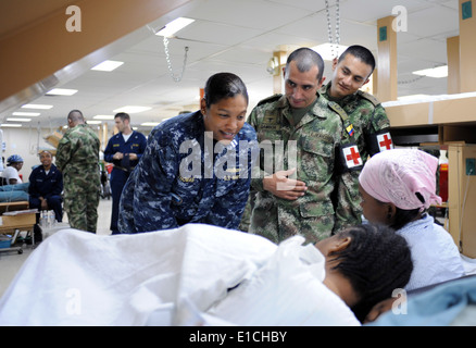 U.S. Navy Lt. Yonnette Thomas, officer-in-charge of the Center for Information Dominance Learning Site in Norfolk, Va., transla Stock Photo