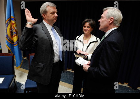 Secretary of the Navy Ray Mabus, right, administers the oath of office to Mark D. Clookie, left, as director of the Naval Crimi Stock Photo