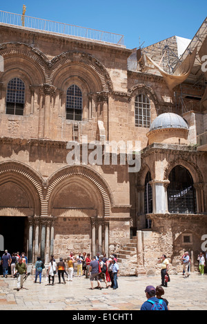 Pilgrims in front of the Church of the Holy Sepulchre, Jerusalem, Israel Stock Photo