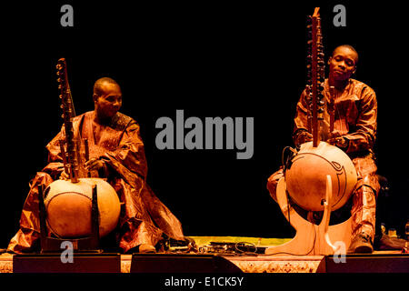 Toumani and Sidiki Diabate father and son Malian Kora players play a concert at the Barbican Centre London. Tourmani Diabate is a master Kora player from a long line of Malian Griots. Stock Photo