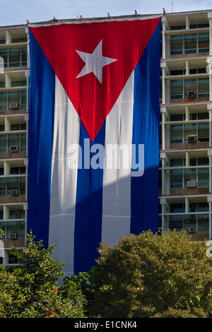 Huge Cuban flag hanging outside the Ministerio del Interior, Interior Ministry, Plaza de la Revolucion, Havana, Cuba Stock Photo