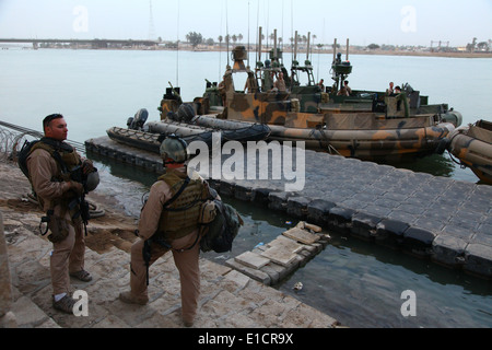 U.S. Navy Lt. j.g. Brett Ringo briefs Lt. Jeremy Baer on conditions of the Shatt al Arab River in the Basra province of Iraq Ma Stock Photo