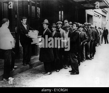 The Great Depression. Men line up for free bread and soup. 1932 Stock Photo