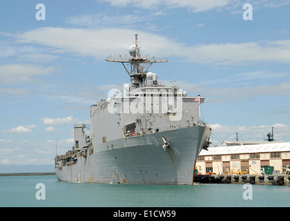 100309-N-9301W-087 CARIBBEAN SEA (Mar. 9, 2010) The amphibious dock landing ship USS Fort McHenry (LSD 43) sits pier side in Gu Stock Photo