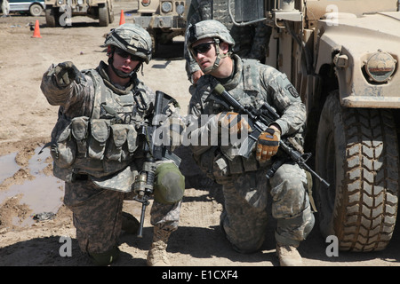 U.S. Soldiers from Bravo Company, 2nd Battalion, 14th Infantry Regiment, 2nd Brigade Combat Team, 10th Mountain Division coordi Stock Photo