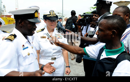 U.S. Navy Capt. Cindy Thebaud, center, the commander of Africa Partnership Station (APS) West, and Ghanaian navy Lt. Cmdr. Samu Stock Photo