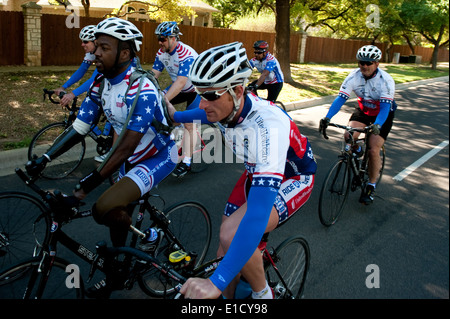 U.S. service members, volunteers and wounded warriors participate in the Ride 2 Recovery bike challenge from Austin, Texas, to Stock Photo