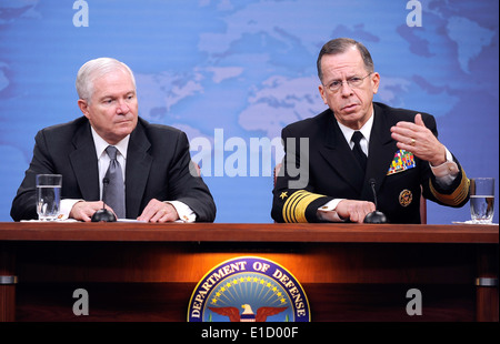 Secretary of Defense Robert M. Gates and Chairman of the Joint Chiefs of Staff Navy Adm. Mike Mullen talk to members of the pre Stock Photo