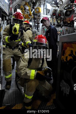 U.S. Navy Hull Maintenance Technician 3rd Class Thomas Gibson and Machinist?s Mate 3rd Class Jabob Velazquez, top, members of U Stock Photo