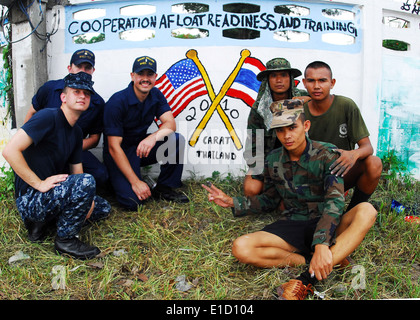 U.S. and Thai sailors pose May 15, 2010, by a Cooperation Afloat Readiness and Training (CARAT) Thailand 2010 mural they painte Stock Photo