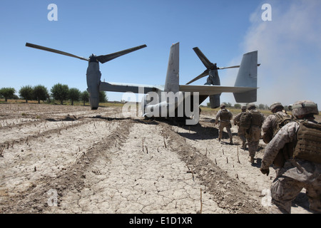 U.S. Marines board a V-22 Osprey aircraft at Control Base Karma in the Helmand province of Afghanistan June 9, 2010. U.S. Marin Stock Photo