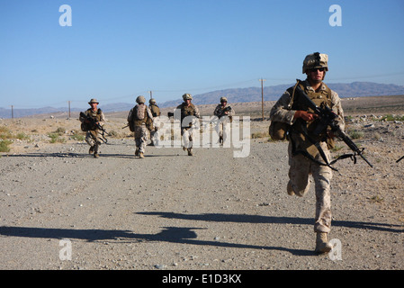 U.S. Marines with 2nd Platoon, Lima Company, 3rd Battalion, 5th Marine Regiment perform maneuver-at-speed reloads at Marine Cor Stock Photo