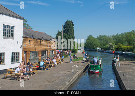 Narrow boat passing through Mountsorrel Lock on the River Soar by The Waterside Inn, Leicestershire England Stock Photo