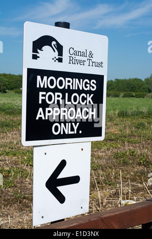 Mooring Instruction sign for sailers on the River Soar on their approach to Mountsorrel Lock, Leicestershire England Stock Photo