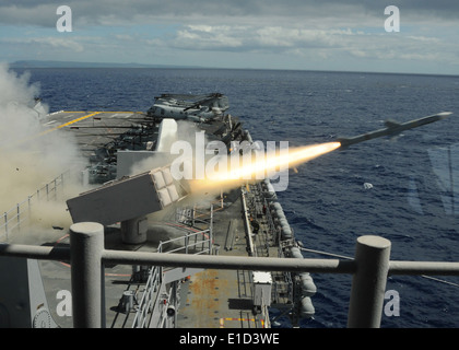 U.S. Sailors aboard the Wasp-class amphibious assault ship USS Bonhomme Richard (LHD 6) launch a RIM-7 Sea Sparrow missile as p Stock Photo