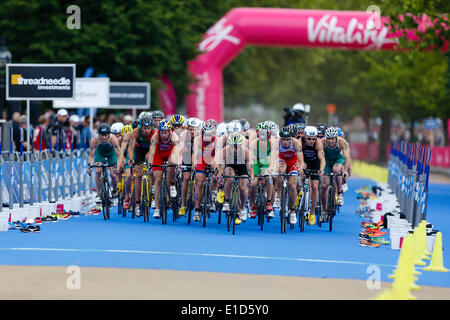 London, UK. 31st May, 2014. The lead pack complete lap 1 of the cycling leg during the ITU World Triathlon Elite Men's race being held in Hyde Park. Credit:  Action Plus Sports/Alamy Live News Stock Photo