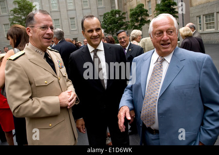 From left, Chairman of the Joint Chiefs of Staff Navy Adm. Mike Mullen, Joe Torre, the manager of the Los Angeles Dodgers baseb Stock Photo