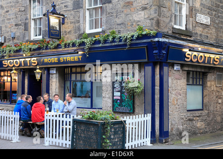 UK, Scotland, Edinburgh, Rose Street, pub, people, Stock Photo