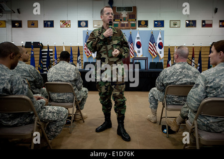 Chairman of the Joint Chiefs of Staff Navy Adm. Mike Mullen addresses U.S. service members during an all-hands call at Collier Stock Photo