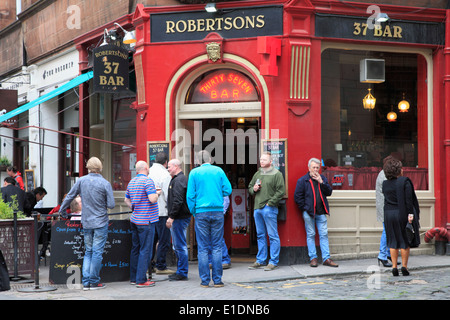 UK, Scotland, Edinburgh, Rose Street, pub, people,