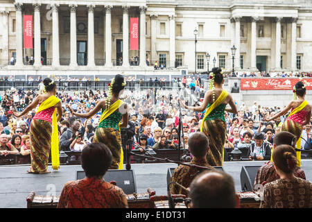 “Hello Indonesia”, Trafalgar Square, London, UK 31st May 2014. An annual event celebrating Indonesia Day in Trafalgar Square.  Indonesian dancers on stage performing to the crowd of visitors and tourists in Trafalgar Square, with The National Gallery in the background. Credit:  Tony Farrugia/Alamy Live News Stock Photo