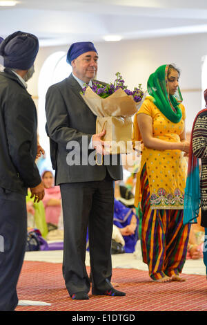 Glasgow, UK. 01st June, 2014. First Minister Alex Salmond waits to present a gift in the prayer hall during a visit to the Glasgow Gurdwara on Sunday 01 June 2014 in Glasgow, Scotland. The First Minister later addressed and met with members of the Sikh community. © David Gordon/Alamy Live News Stock Photo