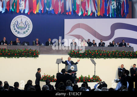 San Salvador, El Salvador. 1st June, 2014. El Salvador's President Salvador Sanchez Ceren (C) waves during the inauguration ceremony at the International Center of Fairs and Conventions, in San Salvador, El Salvador, on June 1, 2014. Credit:  Oscar Rivera/Xinhua/Alamy Live News Stock Photo