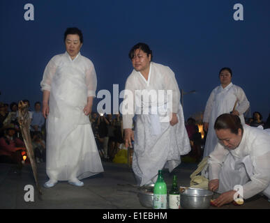 Incheon, west of Seoul, South Korea. The Sewol ferry tragedy left more than 300 people dead or missing after it was sunken in southwestern waters of South Korea on April 16, 2014. 31st May, 2014. Shamans South Korean female shamans perform a requiem exorcism for the victims of Sewol Ferry at a port in Incheon, west of Seoul, South Korea. The Sewol ferry tragedy left more than 300 people dead or missing after it was sunken in southwestern waters of South Korea on April 16, 2014 . © Lee Jae-Won/AFLO/Alamy Live News Stock Photo