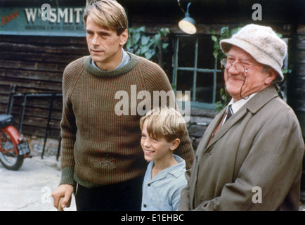DANNY THE CHAMPION OF THE WORLD (1989) ROALD DAHL'S DANNY THE CHAMPION OF THE WORLD (ALT) JEREMY IRONS SAMUEL IRONS CYRIL Stock Photo