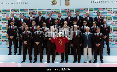 Las Rozas, Spain. 2nd June, 2014. Spain's Prime Minister Mariano Rajoy (front row C) receives a Spanish national soccer jersey with his name on and poses with Spanish national soccer team for a family picture for World Cup 2014 at Las Rozas playground near Madrid, Spain, June 2, 2014. © Xie Haining/Xinhua/Alamy Live News Stock Photo