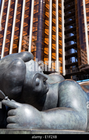 fernando-boteros-statue-of-a-