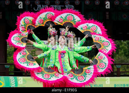 Seoul, South Korea. Dano or Suritnal is a traditional holiday of Korea, which falls on May 5 by the lunar calendar. 1st June, 2014. Dano Festival Dancers from the Korean Traditional Dance Company, Puri, perform Korean fan dance during 'Early Summer High Day, Dano Festival' at the Namsangol Hanok Village in Seoul, South Korea. Dano or Suritnal is a traditional holiday of Korea, which falls on May 5 by the lunar calendar . © Lee Jae-Won/AFLO/Alamy Live News Stock Photo