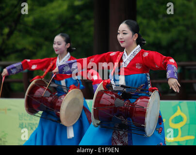 Seoul, South Korea. Dano or Suritnal is a traditional holiday of Korea, which falls on May 5 by the lunar calendar. 1st June, 2014. Dano Festival Dancers from the Korean Traditional Dance Company, Puri, perform Janggu dance during 'Early Summer High Day, Dano Festival' at the Namsangol Hanok Village in Seoul, South Korea. Dano or Suritnal is a traditional holiday of Korea, which falls on May 5 by the lunar calendar . © Lee Jae-Won/AFLO/Alamy Live News Stock Photo