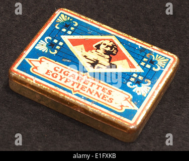 Cigarettes Egyptiennes tin Stock Photo - Alamy