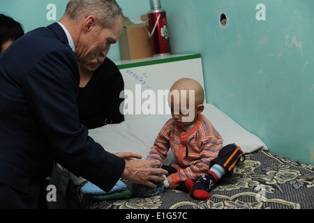 U.S. Air Force Lt. Gen. Mike Hostage, the commander of U.S. Air Forces Central, visits with a patient at the Children's Cancer Stock Photo