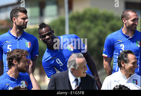 Florence. 3rd June, 2014. Italy's national soccer team player Mario Balotelli (Rear, C) prepares to pose for an official photo in Coverciano, near Florence, Italy, June 3, 2014, prior to their departure for the World Cup 2014. © Alberto Lingria/Xinhua/Alamy Live News Stock Photo