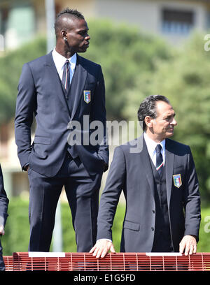 Florence. 3rd June, 2014. Italy's national soccer team coach Cesare Prandelli (R) and player Mario Balotelli prepare to pose for an official photo in Coverciano, near Florence, Italy, June 3, 2014, prior to their departure for the World Cup 2014. © Alberto Lingria/Xinhua/Alamy Live News Stock Photo