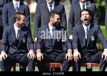 Florence. 3rd June, 2014. Italy's national soccer team players Antonio Cassano, Salvatore Sirigu and Gianluigi Buffon (From L to R) react as they prepare to pose for an official photo in Coverciano, near Florence, Italy, June 3, 2014, prior to their departure for the World Cup 2014. © Alberto Lingria/Xinhua/Alamy Live News Stock Photo