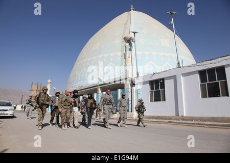 U.S. Army Brig. Gen. Kenneth Dahl, third from left, the 10th Mountain Division deputy commanding general for support, leads a m Stock Photo