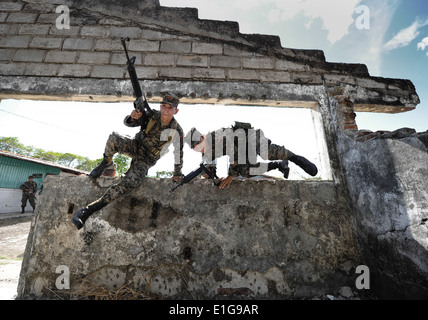 110315-N-EC642-009 -- SAN LORENZO, Honduras (Mar. 15, 2011) Soldiers assigned to 11th Honduran Army Battalion perform building Stock Photo
